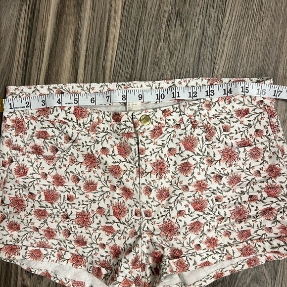 H&M White and Pink Floral Denim Style  Shorts  size 10 - Picture 5 of 8